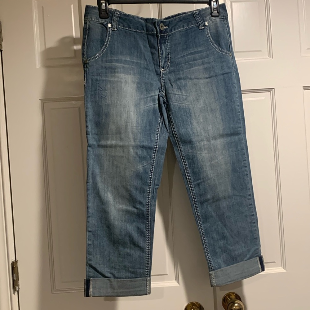 Velvet Heart Medium Washed Capri Jeans